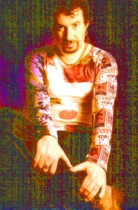 cenamor-cuerpo-entero-sentado-2