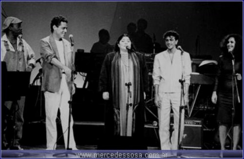 Mercedes com artistas brasileiros: Milton Nascimento, Chico Buarque, Caetano Veloso e Gal Costa