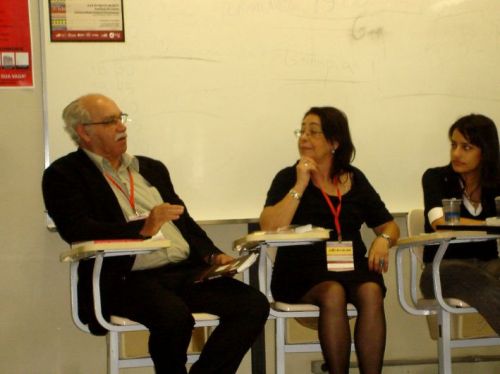 O poeta na mesa coordenada pela prof. Suely Reis Pinheiro, na qual leu poemas de sua autoria