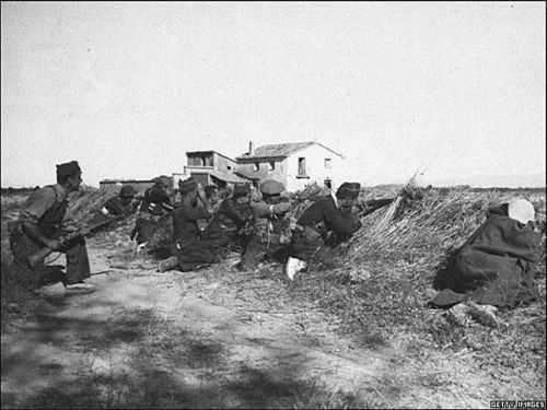 1.Combate na frente de Aragón. A Guerra Civil espanhola ocorreu entre 18 de julho de 1936 e 1º de abril de 1939 e enfrentou o governo da República Espanhola com grupos militares e de direita que terminam liderados pelo general Francisco Franco.