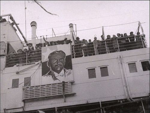 4.Imagem do presidente do Chile naquele momento, Pedro Aguirre Cerda, na coberta do Winnipeg. O velho cargueiro francês foi o barco contratado por Pablo Neruda para transportar 2.365 exilados espanhóis ao Chile. O barco foi adaptado para abrigá-los. (Foto: Biblioteca Nacional do Chile). 