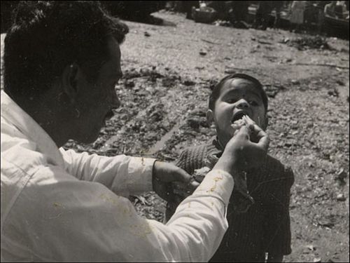 8.Um homem alimenta uma criança recém desembarcada. Muitos dos passageiros eram crianças. A maioria delas começou uma vida nova no Chile e nunca voltaram a viver na Espanha. (Foto: Biblioteca Nacional do Chile).