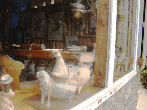 O escritório, visto da parte externa. Conta-se que foi por esta janela que o poeta teria avistado, boiando nas ondas, a porta de um navio que seria convertida em mesa de trabalho.