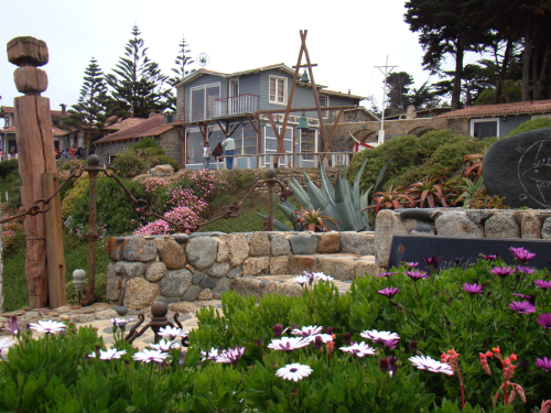 Da tumba do poeta e sua amada avista-se, altaneira, a casa idílica, a primeira a ser construída, a preferida, a que lhe recebeu em seus últimos dias e onde repousa com Matilde e o Oceano Pacífico.