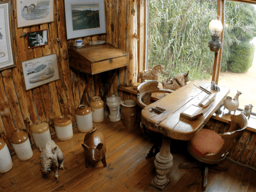 No extremo sul da casa de Isla Negra, o escritório de Neruda. A mesa foi feita com uma porta de navio encontrada no mar. Sobre ela, utensílios de trabalho do poeta e a réplica da mão de Matilde, em bronze. Na parede à esquerda, uma escrivaninha que pertenceu a seu pai - único objeto paterno que conseguiu recuperar - e onde teria escrito o seu primeiro poema, dedicado a sua mãe.