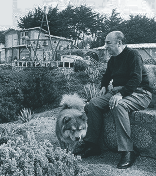Neruda em um banco de pedra, voltado para o mar. Naquele momento ele não podia imaginar que bem à frente daquele banco seria colocado seu próprio túmulo, no qual a ele se juntaria, mais tarde, o corpo de Matilde.