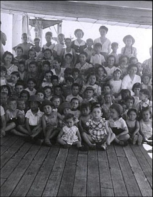 5.Um grupo de crianças na coberta do Winnipeg. A travessia desde o porto de Trompeloup, cerca de Bordeaux (França) até Valparaíso durou um mês. Durante esse tempo foram organizadas aulas para as crianças que viajavam no barco. (Foto: Biblioteca Nacional do Chile). 