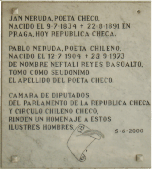 Placa da versão tcheca sobre a adoção do nome Neruda. O poeta não confirmou, nem desmentiu