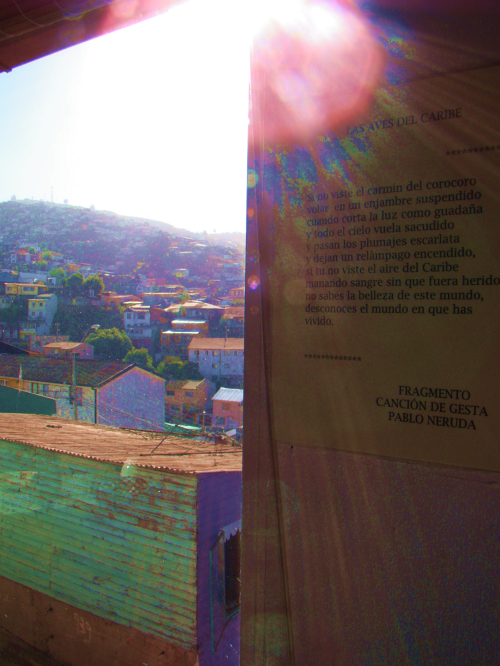 Desta pequena janela, acima de sua mesa de trabalho, Neruda admirava o por de sol. Na parede, uma parte de sue poema Aves do Caribe.