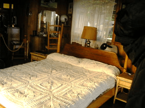 Cama de Neruda, onde ele passou seus últimos dias de Isla Negra. Sobre a cabeceira, a ovelhinha de pano comprada na França, que lhe recordava a infância